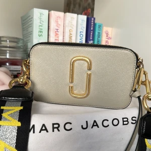 Säljer Marc Jacobs väska!  - Säljer den snygga väskan. I den tredje bilden ser man att den är skadad och för det sänker jag prisen till 600 (original pris 3699kr)  