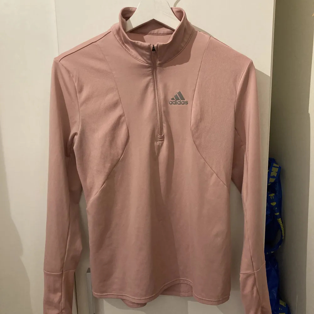 Rosa adidas Träningströja/jacka i tunnt skönt material. Storlek S. Sparsamt använd. Nypris 569. Inköpt förra sommaren.. Hoodies.