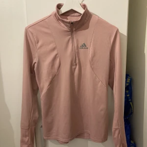 Adidas Träningströja/jacka storlek S - Rosa adidas Träningströja/jacka i tunnt skönt material. Storlek S. Sparsamt använd. Nypris 569. Inköpt förra sommaren.