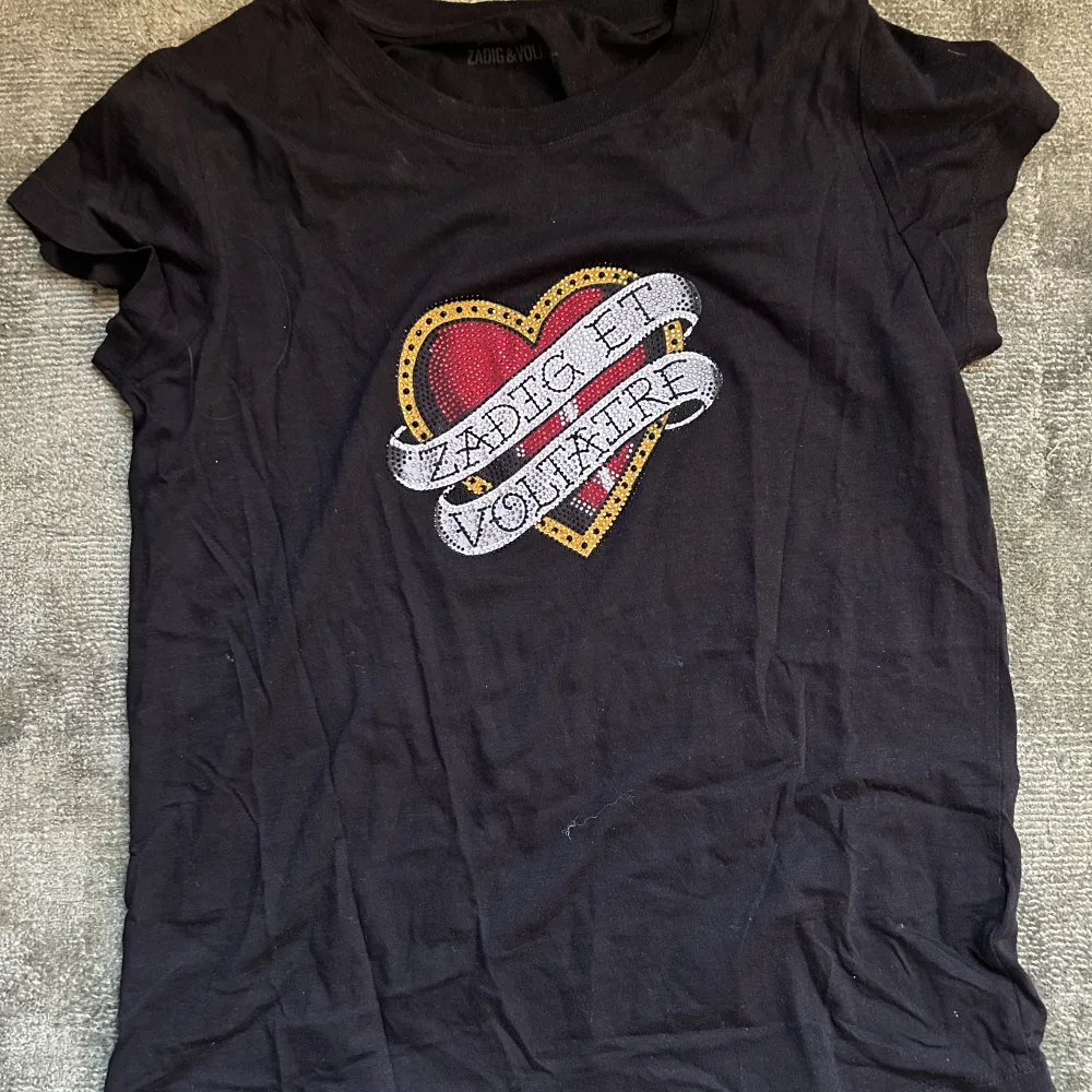 Så himla fin och populär t shirt från Zadig et Voltaire! Använd ett fåtal gånger och har inga defekter😊köpt för ca 1500kr i butik💕😊. T-shirts.