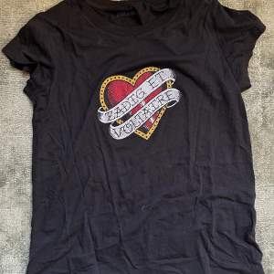 Så himla fin och populär t shirt från Zadig et Voltaire! Använd ett fåtal gånger och har inga defekter😊köpt för ca 1500kr i butik💕😊