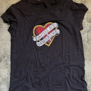 Zadig Voltaire t shirt - Så himla fin och populär t shirt från Zadig et Voltaire! Använd ett fåtal gånger och har inga defekter😊köpt för ca 1500kr i butik💕😊