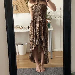 Klänning - Halterneck med jättefina detaljer på snörena. Knappt använd. Storlek M/L. Jag är 38/M och 170!!