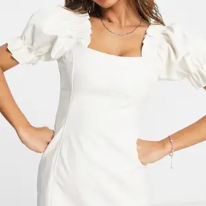 Perfekt vit klänning till exempel studenten i Skinn imitation. Köpt från ASOS. Säljer för jag hittat en som jag gillar mer så därför är den aldrig använd och har prislapp kvar 