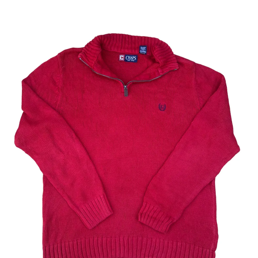 En röd Chaps sweatshirt i Storlek M. Jättebra skick. Modellen är 186 och bät vanligtvis M-L.. Hoodies.
