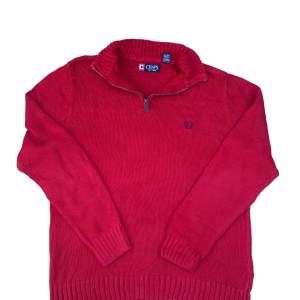 En röd Chaps sweatshirt i Storlek M. Jättebra skick. Modellen är 186 och bät vanligtvis M-L.