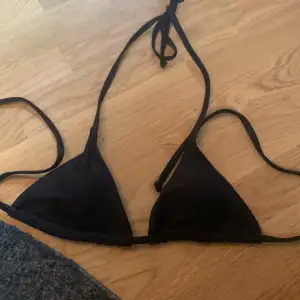 Bikini-topp, helt basic svart. Har aldrig använd då jag har en likadan. 