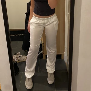 Satin byxa  - Säljer mina satin byxor från design by si då de var lite för små. Aldrig använda!💕 jättefina och sitter perfekt i längden på mig som är 167💘