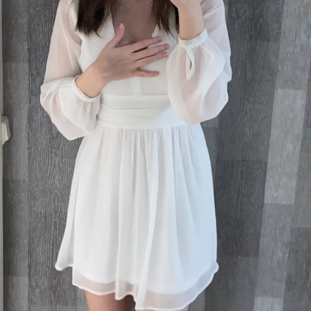Säljer denna jättefina klänning från Bubbleroom som är perfekt till skolavslutning/student😍  Nypris är 699kr💕 . Klänningar.