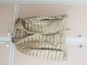 Vårjacka - En så cool guldig vårdunjacka med glittrig dragkedja som lyser i mörkret. Perfekt för tonårstjejen eller den vuxne. 