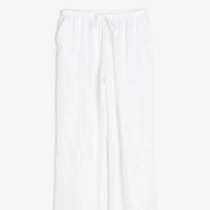 Vita linnebyxor!  - Säljer mina fina vita linnebyxor som är perfekta i sommar! De är endast använda 1 gång men upplevde att de är lite korta på mig som är 170-172 ca. Köpta nu tidigare i vår från hm de är slutsålda nu. 💞storlek s, ge prisförslag