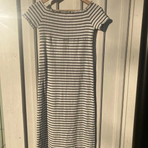 Randig långklänning  - Randig långklänning i storlek 152! Fint skick!💕