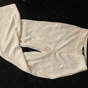 Vita kostymbyxor - Vita kostymbyxor från bikbok, för korta för mig