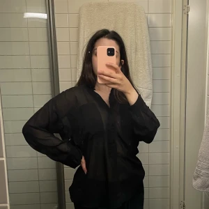 Svart genomskilnig blus - Blus från Gina Tricot. Använd fåtal gånger