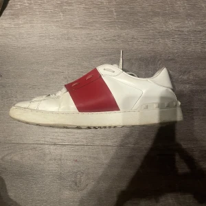 Valentino sneakers - Säljer nu mina röda valentinos i storlek 42,5. Riktigt fina och använda sparsamt. Inköpta nyligen. Orginalbox ingår, och kvitto finns. Sulorna ni ser på bild2 är egenköpta och utbytta från orginal pga de vanliga är en aning osköna. Hör av er vid frågor:)