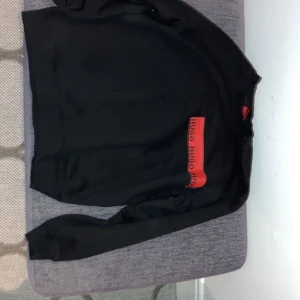 Hugo Tröja - Hugo tröja. Helt ny. Skicka 9/10, pris kan diskuteras. Skriv för fler bilder.  (Köpt för 1500kr) Anledningen till att jag säljer den är för att det är storlek M och jag har L.