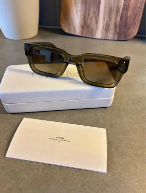 Chimi 05 Green - Säljer ett par solglasögon från Chimi i modell 05 färg green.  De är använda 1-2 gånger så är som nyskick, passade inte riktigt mitt huvud.  Hämtas i Göteborg eller köparen står för frakt.