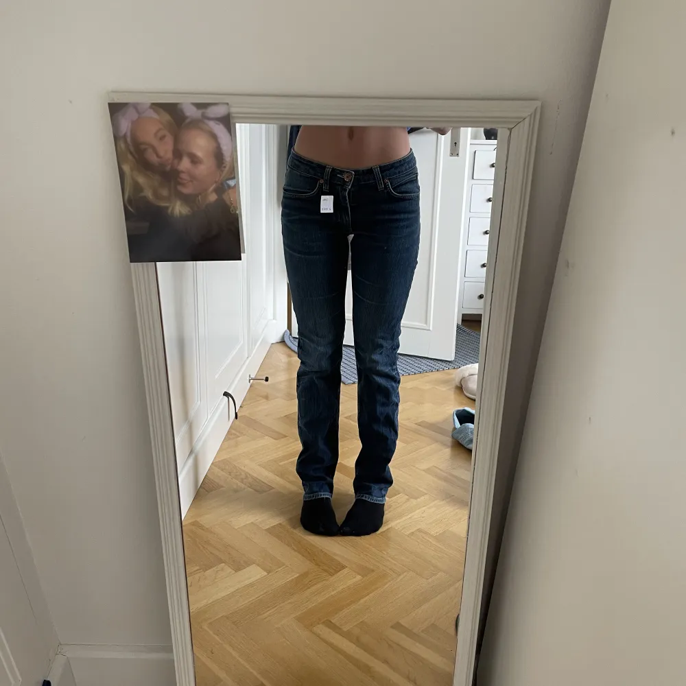 Väldigt snygga lågmidjade acne jeans som tyvärr inte kommer till användning. Skriv om ni har frågor💗. Jeans & Byxor.