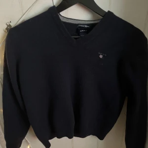 Tjocktröja  - Jättemysig GANT tröja som köptes second hand för bara två veckor sedan. Råkade krympa den i tvätten så nu är den för liten vilket är anledningen till att den säljs. 😊Den har även lite små hål vid ena axeln men inget man tänker på (se bild 3) 