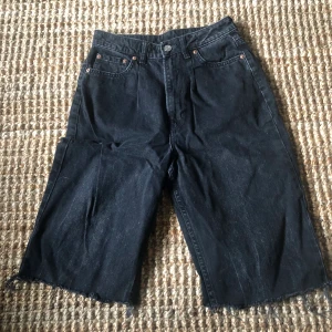 Klippta jorts - Jeans shorts går till knäna