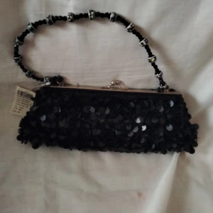 Vintage Aftonväska med paljetter. - Oanvänd liten vintage modell Finns 2 svarta och 1 vit. Nyskick med tags.