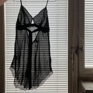 Nattlinne - Super fint nattlinne från hm i storlek M. Rundad form nertill vilket är super fint!! Lägre rygg, siden band som går runt hela och knyts i ryggen, knapp vid bröstet och axelbanden går att ändra längden på.🖤