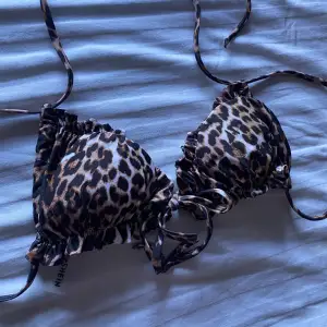 Leopard bikinitopp som blivit för liten, storleken är M men skulle säga S! 💕
