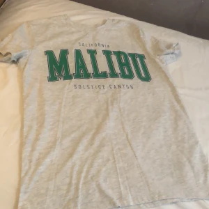 KORTÄRMAD GRÅ - Säljer denna kortärmade tröjan från Kappahl!  Storlek: 170 Pris: 40kr ALDRIG ANVÄND