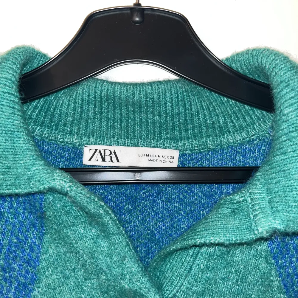 Säljer denna grön blåa stickade tröja från Zara🐻 köpt för cirka 1 år sedan och har max använt den 3 gånger💙💚. Stickat.