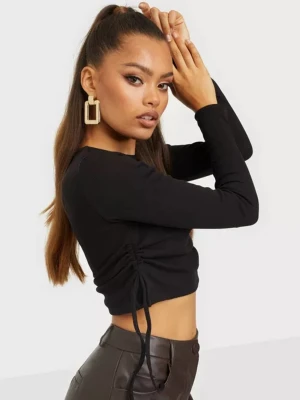 Topp - En svart topp från nelly. Använd 1 gång (inprincip ny)🫶🏼Köpt för 300kr! Säljer för 149kr!