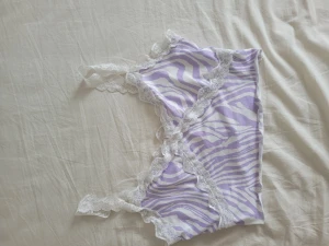 Sommar top - Jättefin och somrig i 2yk top som sitter jättefint och smickrande. Ser nästan ut som en bralette pga spetsen.  Är från shein och använd ett fåtal gånger. Storlek M men passar S-L