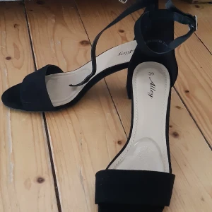 Klackskor svarta - Säljer mina svarta klackskor i storlek 39. Endast använda en gång💕 super fina och sköna att gå i. Köpta för 300kr