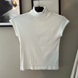 Polo - Säljer polo från zara pågrund av att den är för liten för mig. Endast använd en gång. 🩷🩶🩵