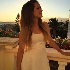 Klänning  - Fin vit sommarklänning. Men linne axlar. Storlek xs/s 