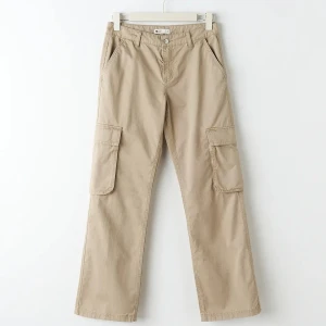 Beiga cargobyxor med fickor - Dessa byxor är helt oanvända! Köpta för 500kr och säljs för 450kr. Lapparna är bortklippta, storlek S.