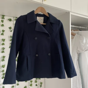 Marinblåkappa - Här e en marin blå kappa i storleken 157, jag säljer den efter som den ganska tydligt e för lite för mig. Jag har använt den mycket innan så den har några få nopror men inget stort. För fler bilder på kappan skriv till mig🫶🏻