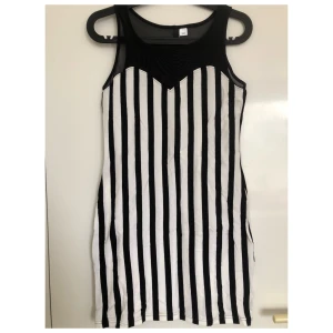 Svartvit randig klänning - Svartvit randig klänning, mesh upptill. Stretchig. Storlek 40. Oanvänd.