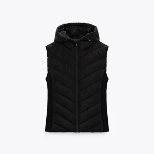 Väst - Säljer denna trendiga västen från zara! Den är i väldigt bra skick och säljs då den inte kommer till användning. Har endast använt denna fåtal gånger!❤️