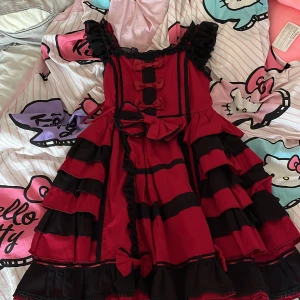 Svart röd Lolita kläning - Säljer pga att jag inte använder. Köpt för halloween 2021 och har använts 3 gånger. Köpt för 800kr. Replika av en annan Lolita. Helt nytt skick. Är du intresserad/vill ha fler bilder/har frågor så kontakta mig. 