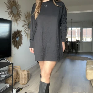 Nike tröjklänning  - Tröja/klänning från Nike! Lite längre tröja som kan användas som klänning. På mig blir den lite för kort för min smak som klänning då jag är 170 cm. ☺️