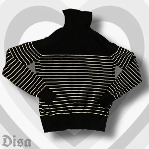 Randig Turtleneck - Randig turtleneck. Väldigt mysig. Tror den är köpt secondhand men är inte använd alls av mig. Bra skick. PÄLSDJUR I HEMMET!