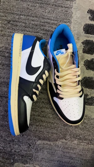 Nike air jordan 1 Low Travis scott - Nike air jordan 1 Low Travis scott   Ny-Skick Använt 2gånger På test, Storlek 43. Skriv vid intresse!