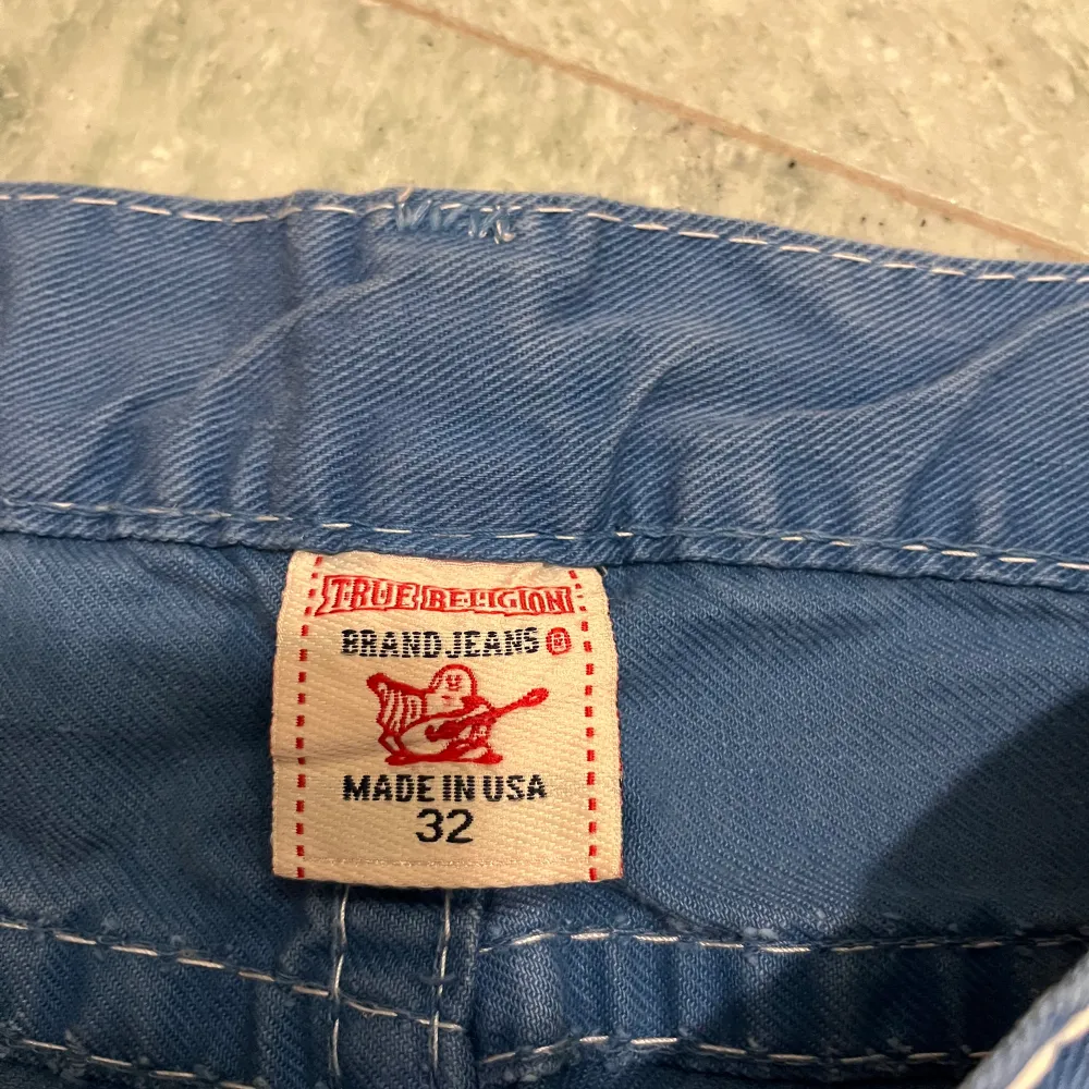 Ett par skit feta byxor av true religion. De har en riktigt cool blå färg och är i ett riktigt bra skick . Jeans & Byxor.