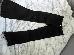 Svarta bootcut jeans - Galet snygga svarta bootcut jeans ifrån zara. Storlek 36 och är ganska normal i storleken skulle jag säga. Säljes då de tyvärr blivit försmå:( Hör av dig om du har några fler funderingar:) 