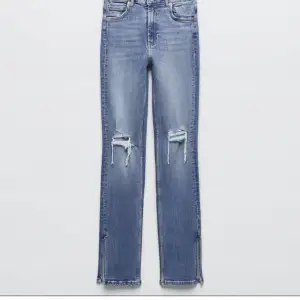 Jag tänkte säljer dessa jeansen från zara eftersom att jag har ett par som ser likadana ut. Byxorna är o storlek 34, Jag är 1,56 och har sytt upp byxorna.