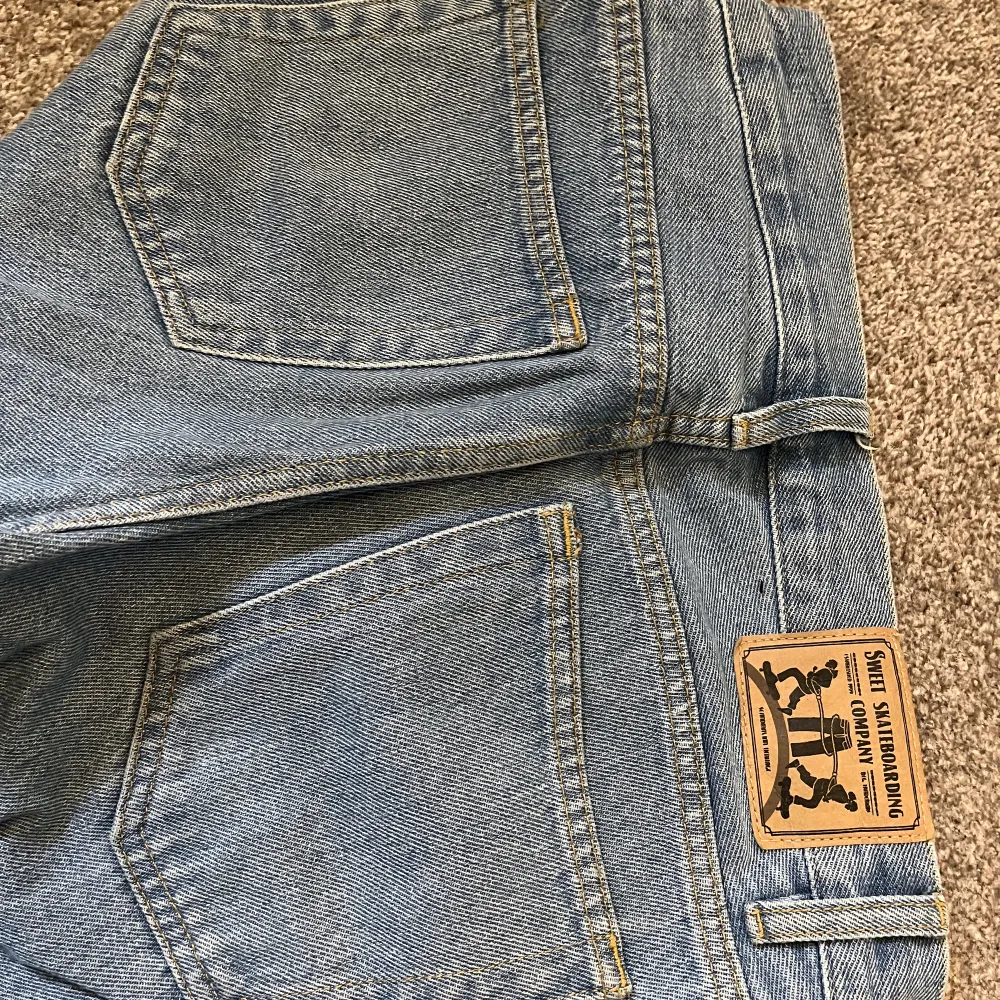 Blåa sweet sktbs jeans från junkyard i storlek 26, jättefint skick, köpt på junkyard i somras för 600 tror jag:). Jeans & Byxor.