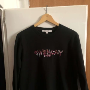 Givenchy  - Jätte skön tröja bra kvalite storlek M  köpt för 1 vecka sen använd bara 3 gånger 