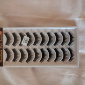 10 parLösögonfransar - Tre olika modeller med 10 par ögonfransar. 100 kr st Det här är helt nya, oanvända så 10 kr paret är redan otroligt billigt, så jag vill inte se några skambud! 