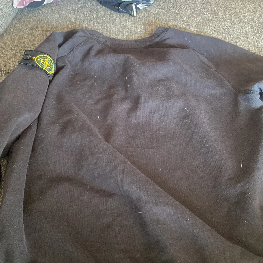 Säljer nu min Stone island sweatshirt för gillar den inte längre inte använd mycket den är i bra skick. Äkta såklart . Tröjor & Koftor.