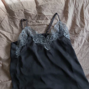 Spetstopp!! - Garderobsrensning! Använt fåtal gånger och inga synliga defekter! Köpt secondhand men från HM från början 👍🏻